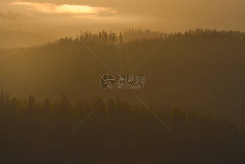 夕阳下的山峦叠嶂在山谷景观的日落河流和山脉景观蓝色的山脉和最后的图片