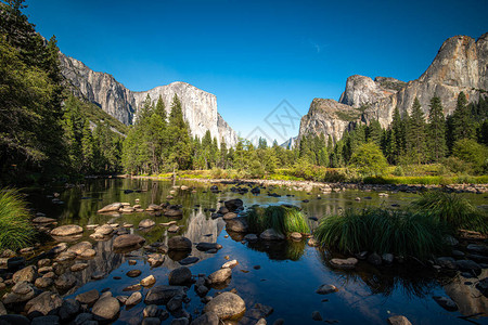 Yosemite公园美丽的景观岩图片