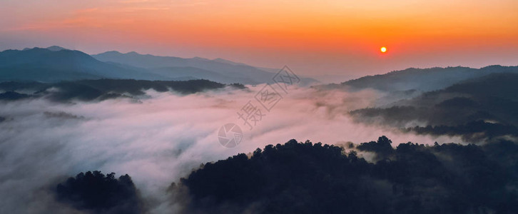 在早晨山和雾的日出图片