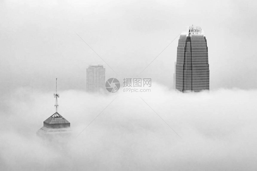 香港城市雾中的摩天大楼