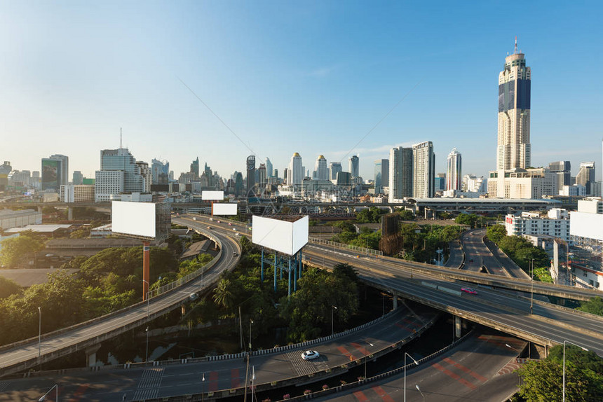 全景曼谷城市建设现代商业区与高速公路早上在泰图片