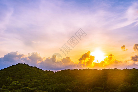 美丽的日落或太阳升起在大山上和图片