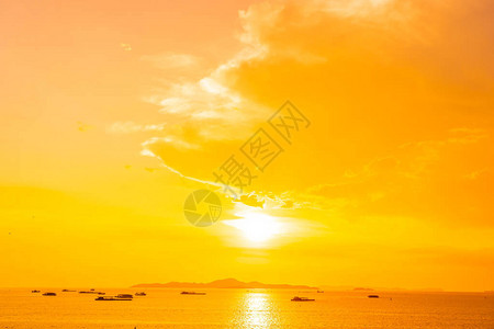 日落时泰国巴塔亚市周围美丽的海洋景图片