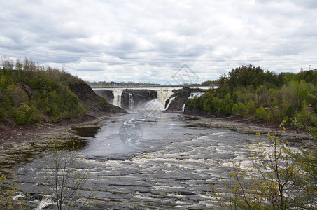 加拿大的瀑布河流岩石图片