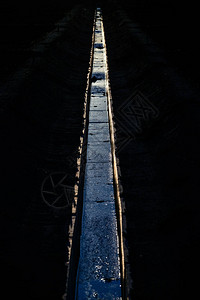 灌溉渠和黄昏背景图片