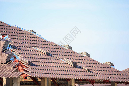准备安装大量瓦片的屋顶房屋建筑高清图片