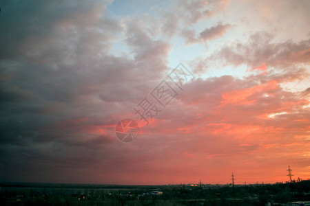 城市黎明时的雷云背景图片