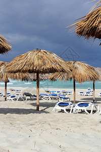 海滩的遮阳雨伞图片
