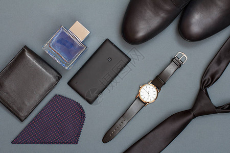黑色领带男鞋带皮的手表手机手帕皮包和灰色背景的男士古龙水男士图片