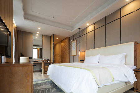现代酒店的空卧室图片