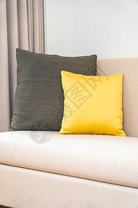 客厅区域沙发装饰内上的舒适枕头图片