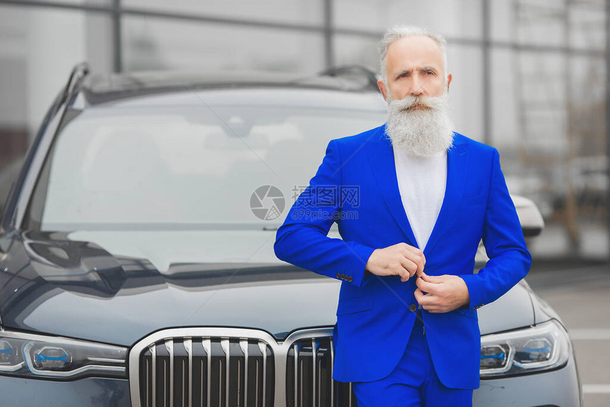 汽车销售中心的老时髦男人成熟男图片