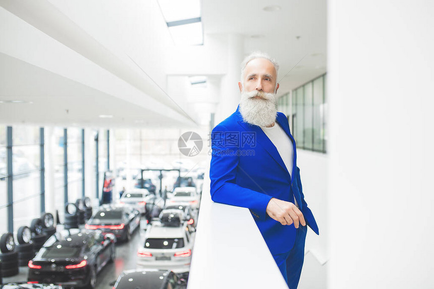 汽车销售中心的老时髦男人成熟男图片