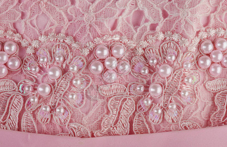 洋装上的粉珍珠图片