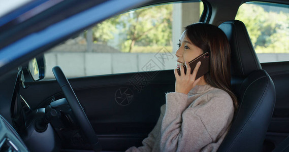 女人用手机说话开车图片