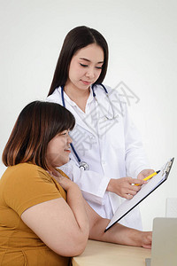 女医生进行治疗并检查肥胖女患者的症状有肥胖和糖尿病的风险为身体健康图片