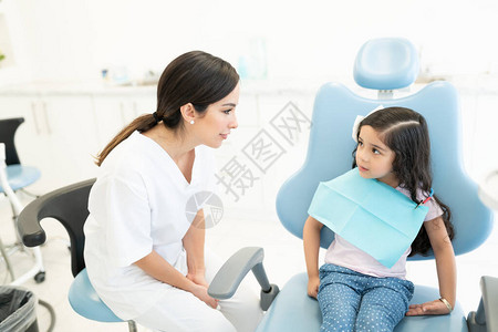 白种女牙医在体检期间与可爱的小图片
