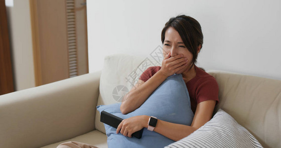 女人在家看电视觉得无聊图片