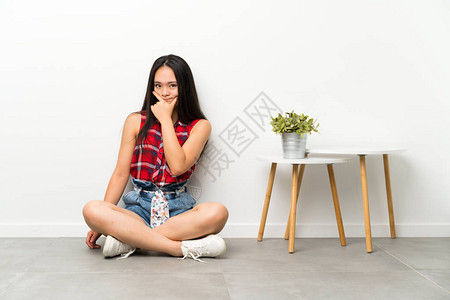 坐在地上坐着的年轻女孩图片