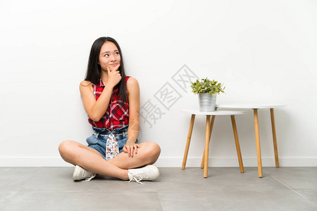 坐在地上坐着的年轻女孩图片