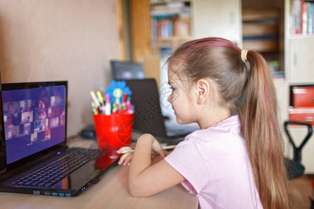 漂亮时尚的女学生在家上网课时作业图片