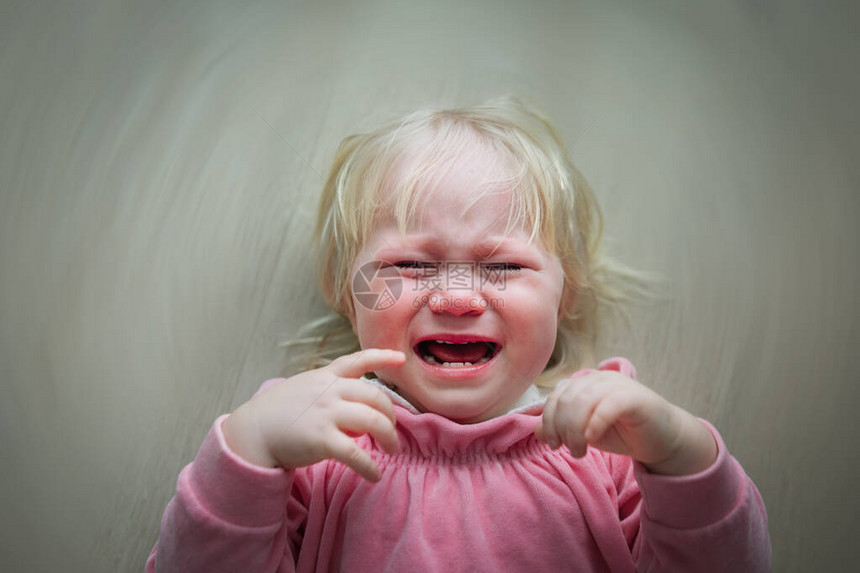 哭泣悲伤的女婴痛苦中的儿童儿童压图片