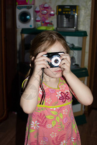 一个小女孩梦想成为一名摄影师并学习拍照的美梦背景图片