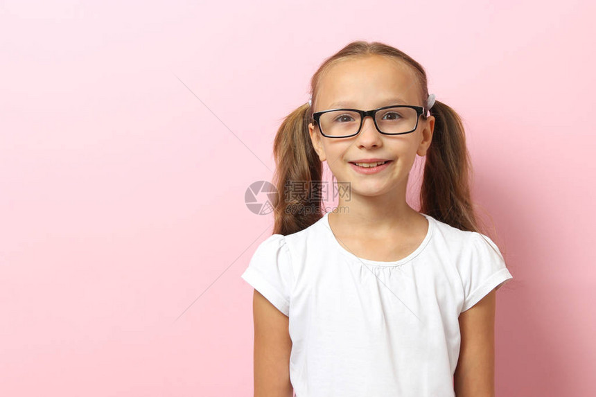 一个戴着眼镜的可爱笑脸女孩的肖像印图片
