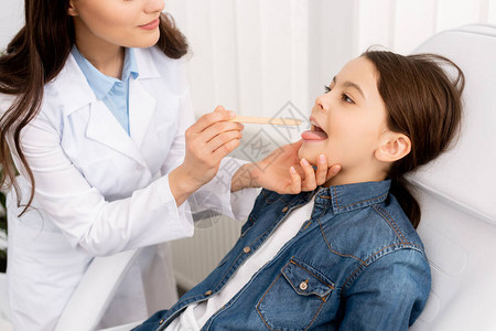 口腔压抑剂检查儿童喉咙的脊图片