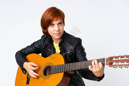 红发女人弹吉他图片