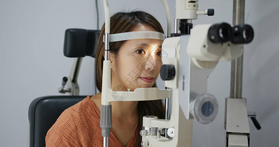 妇女在诊所接受检查眼睛图片