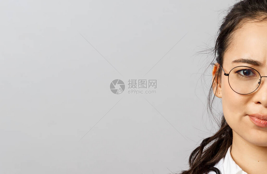不高兴看起来严肃的亚洲女医生的肖像假笑怀疑图片