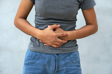 妇女胃痛月经期抽筋腹部疼图片