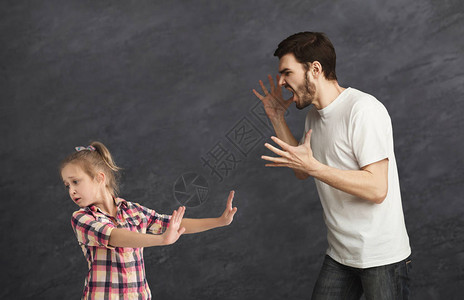 愤怒的父亲大喊小女儿小女图片