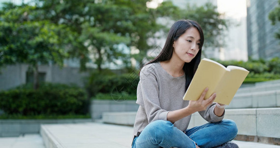 女人在书上读图片