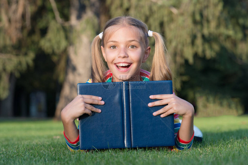 阅读的好地方快乐的小孩在户外阅读图书馆可爱的小女孩在小阅读我会在图片
