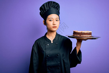 年轻女厨师穿着炊具制服图片