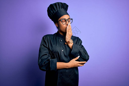 年轻的非洲厨师女孩身着烹饪服和帽子图片