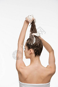年轻女子洗白色长发的背影图片