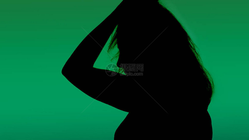 绿色背景上的抑郁女剪影图片