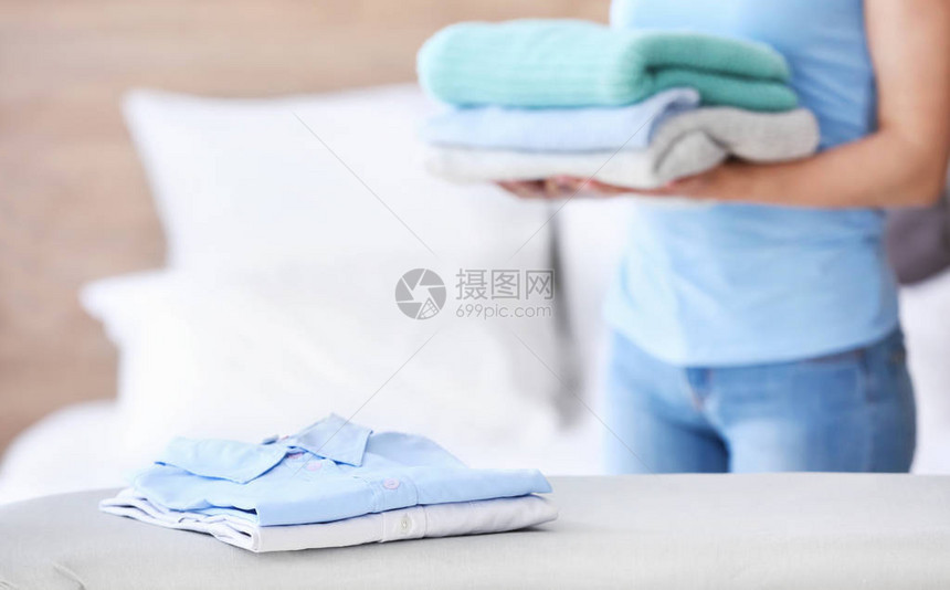 在家熨衣板上清洁衣服图片