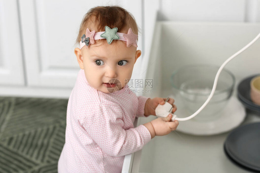 小婴儿在用电插头玩小婴儿处图片