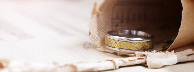 乐谱上的结婚戒指背景图片