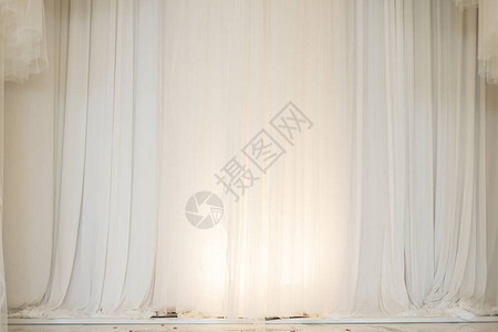 嫁妆背景装饰有透明的白窗帘图片