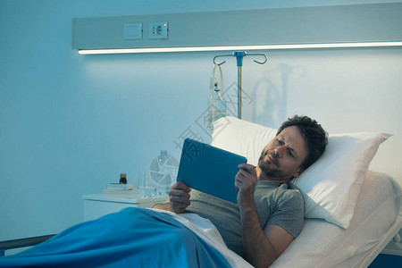 晚上躺在医院床上的成人不睡觉病人图片