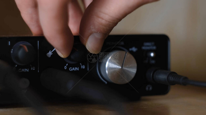 连接外置声卡概念简单的音频接口面板或音频放大器连接到PC用于处理和配置音频图片