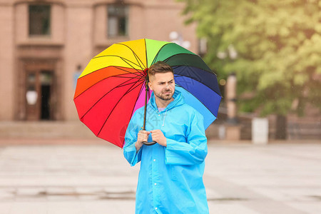 带着雨衣在户外穿雨衣伞的不图片