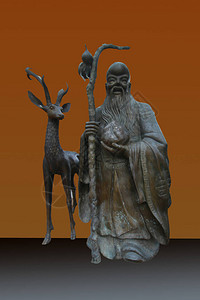 与鹿相伴的和尚铜像背景图片