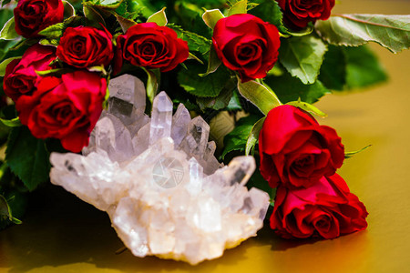 中间的岩石结晶玫瑰背景图片