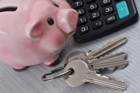 家庭贷款概念和一个小猪银行图片